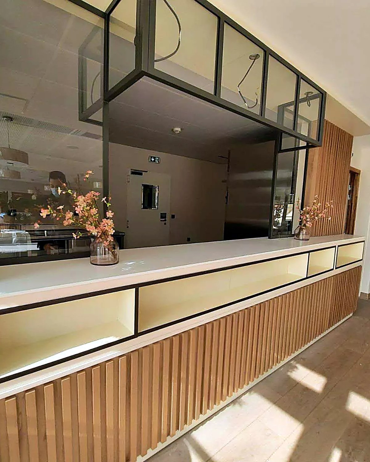 Comptoir et claustra bois : agencement en bois en Guyane