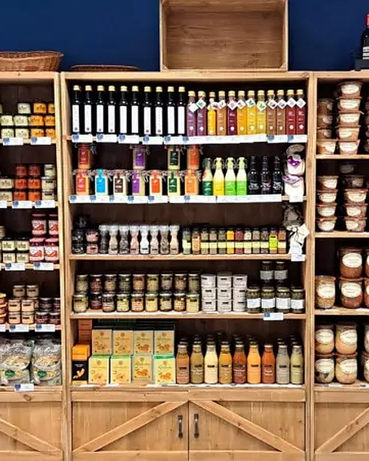 Rayonnages de boutique : agencement en bois en Guyane