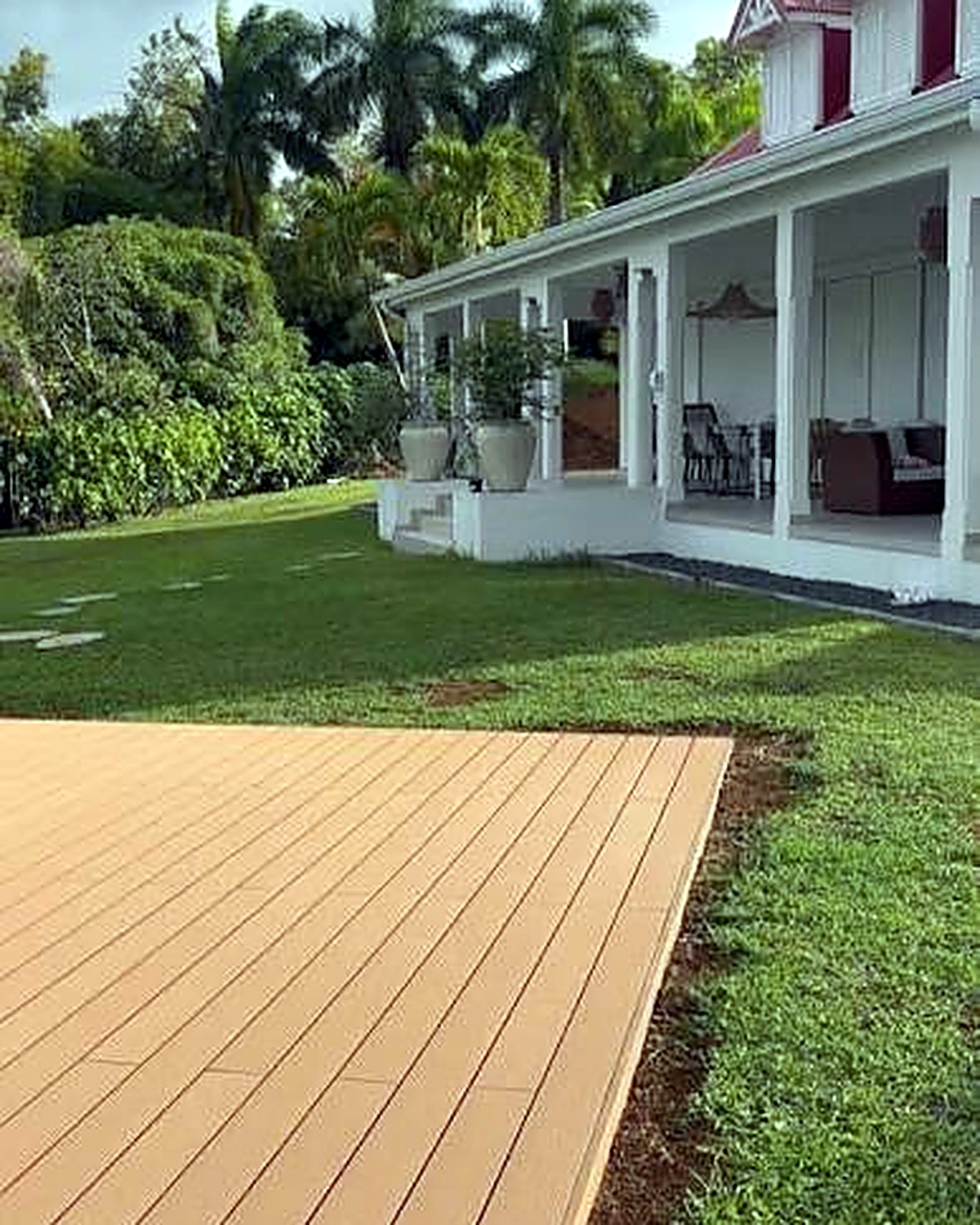 Deck devant une case créole : deck et terrasse en bois en Guyane