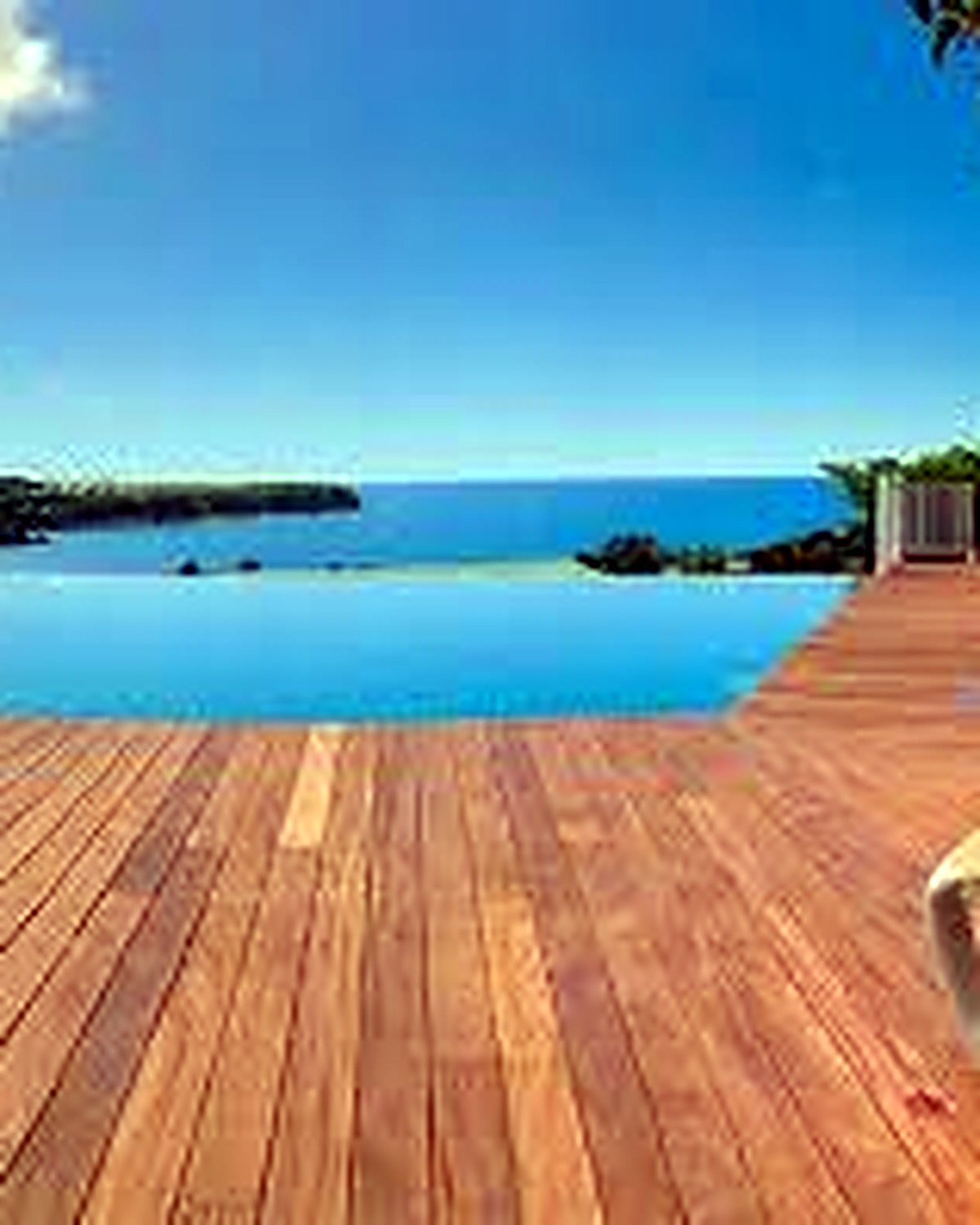 Deck de piscine : deck et terrasse en bois en Guyane