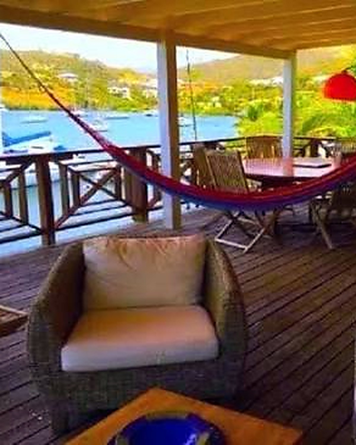 Terrasse couverte sur la baie : deck et terrasse en bois en Guyane
