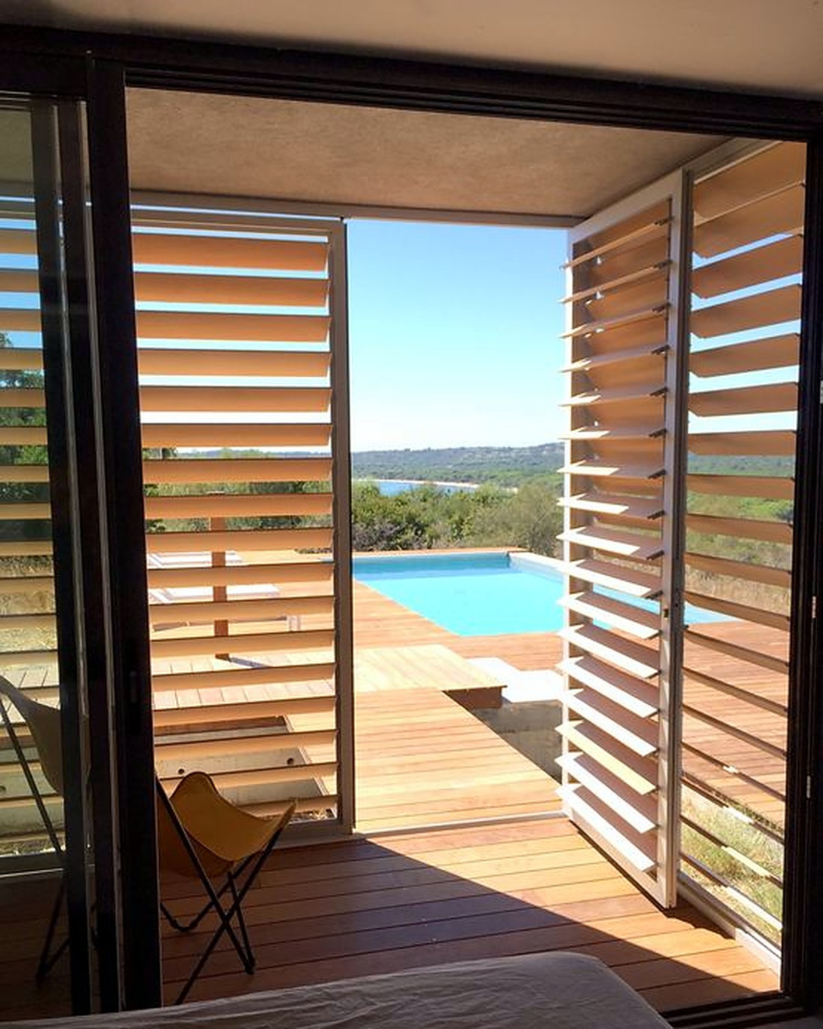 Persiennes en bois sur mesure en Guyane