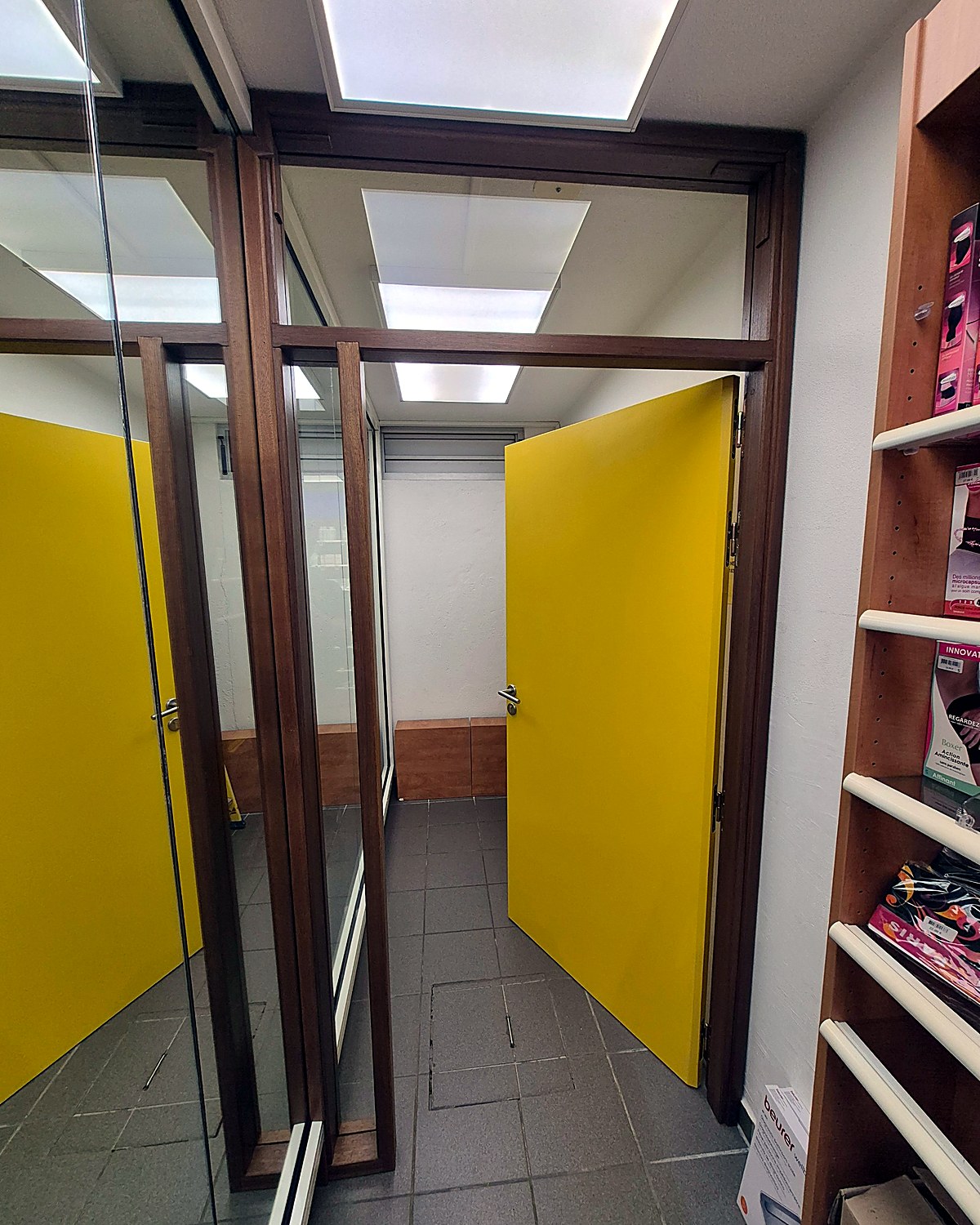 Porte pivotante laquée sur mesure en Guyane