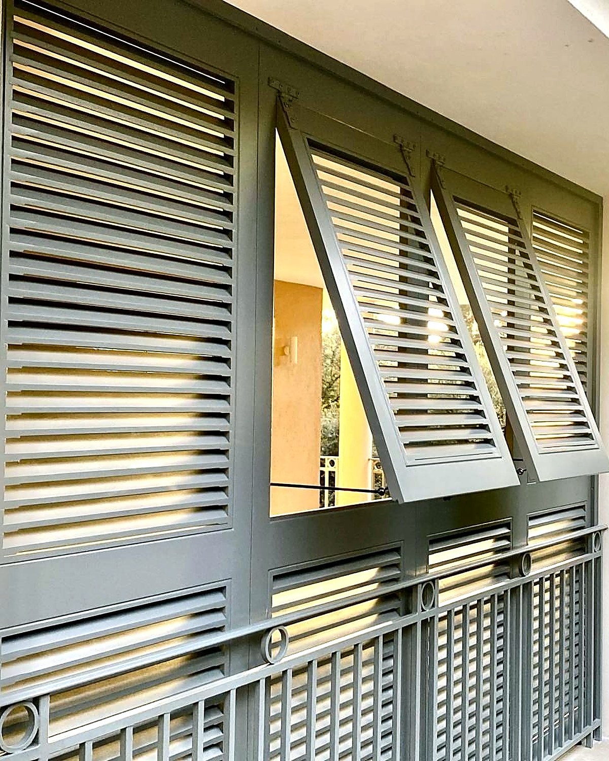 Volets bahama sur mesure en Guyane