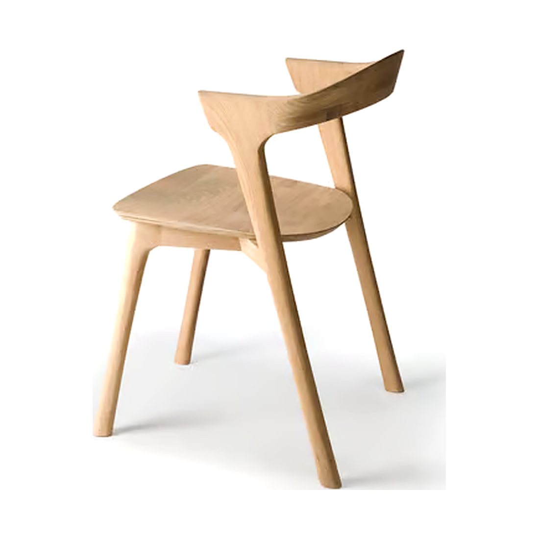 Chaise à dossier enveloppant sur mesure, photographié sur fond blanc